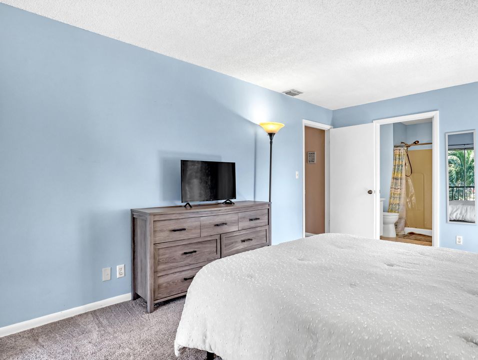 For Rent: $3,200 (2 beds, 2 baths, 1025 Square Feet)