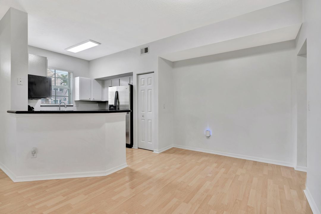 На продажу: $239,000 (2 спален, 2 ванн, 1209 Квадратных фут)