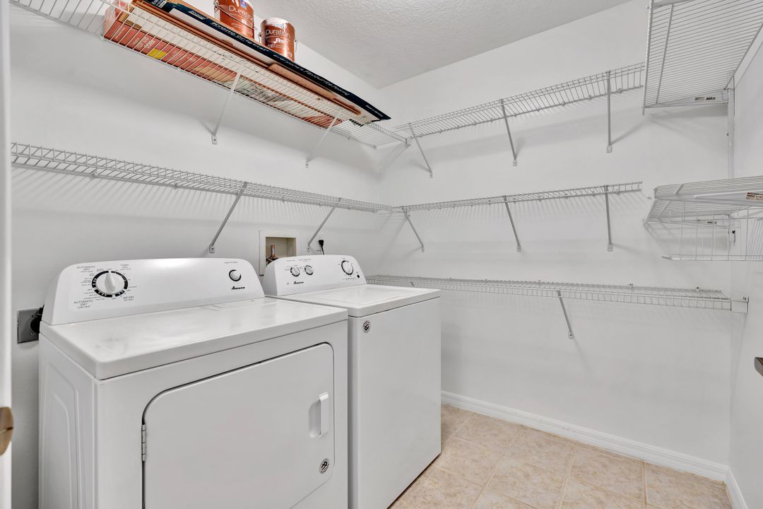 На продажу: $239,000 (2 спален, 2 ванн, 1209 Квадратных фут)