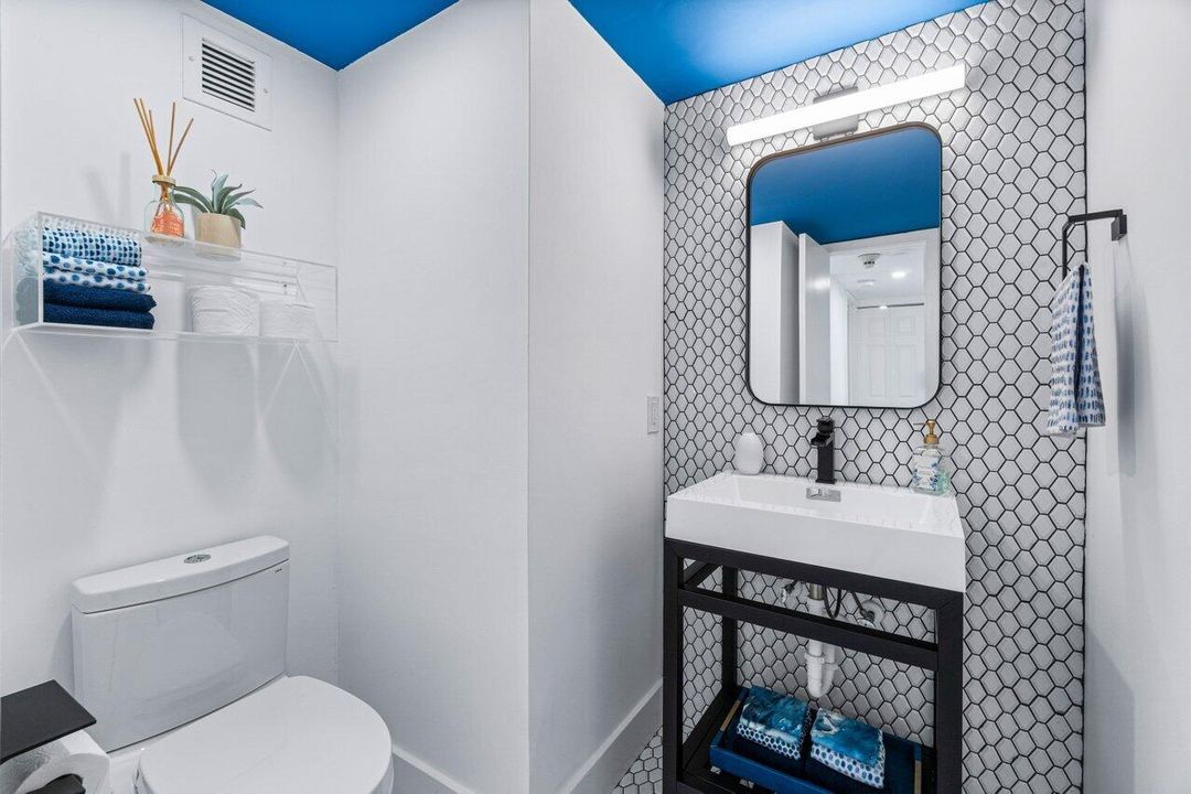 For Sale: $2,190,000 (3 beds, 2 baths, 2101 Square Feet)