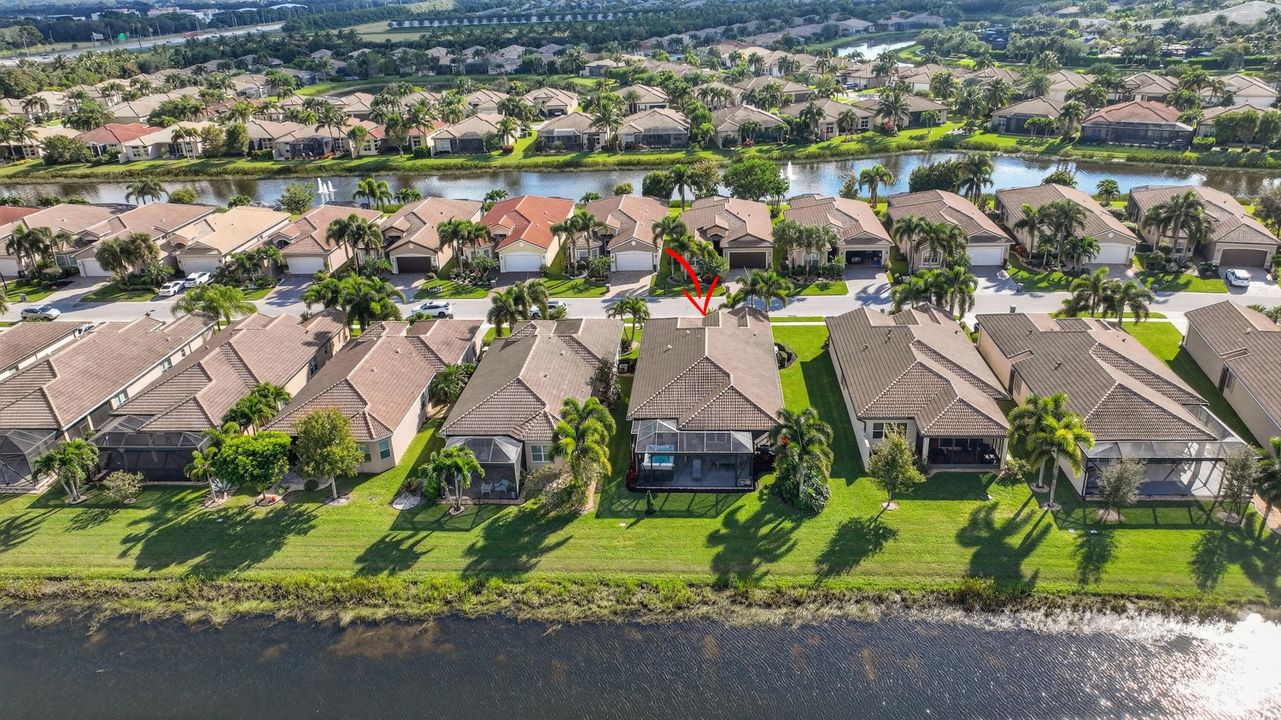 Под контрактом: $989,900 (2 спален, 2 ванн, 2160 Квадратных фут)