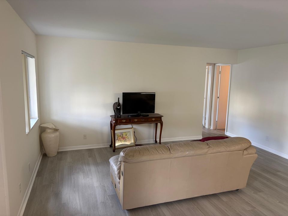 For Sale: $134,900 (1 beds, 1 baths, 780 Square Feet)