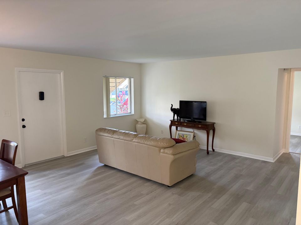 For Sale: $134,900 (1 beds, 1 baths, 780 Square Feet)