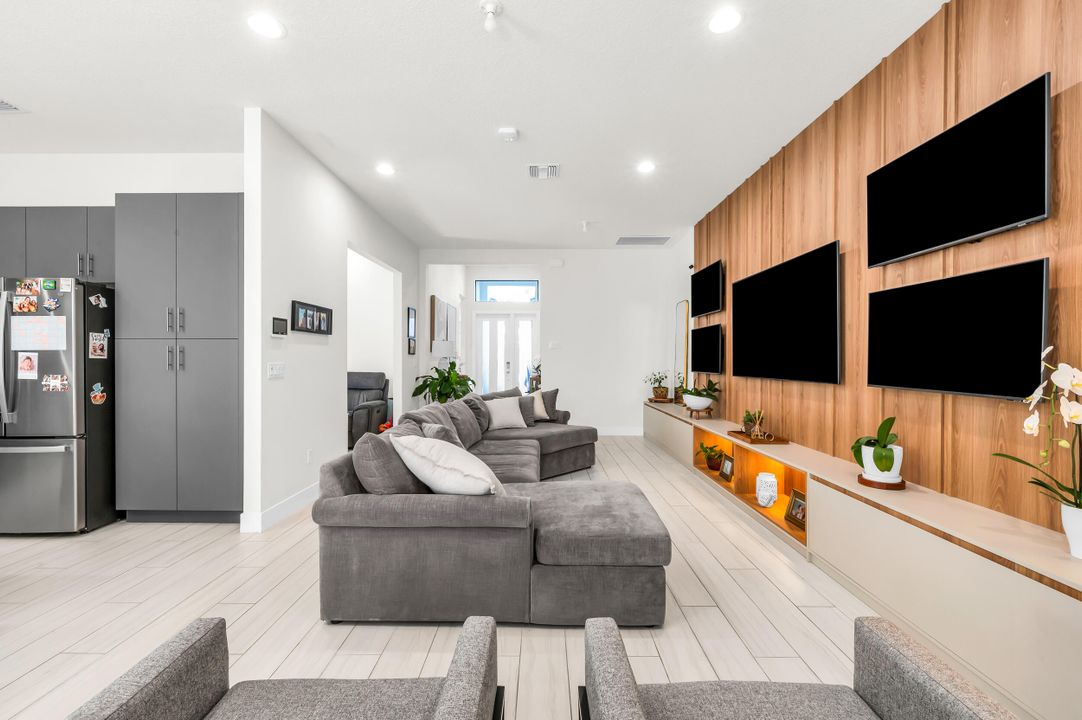 For Sale: $825,000 (3 beds, 2 baths, 2121 Square Feet)