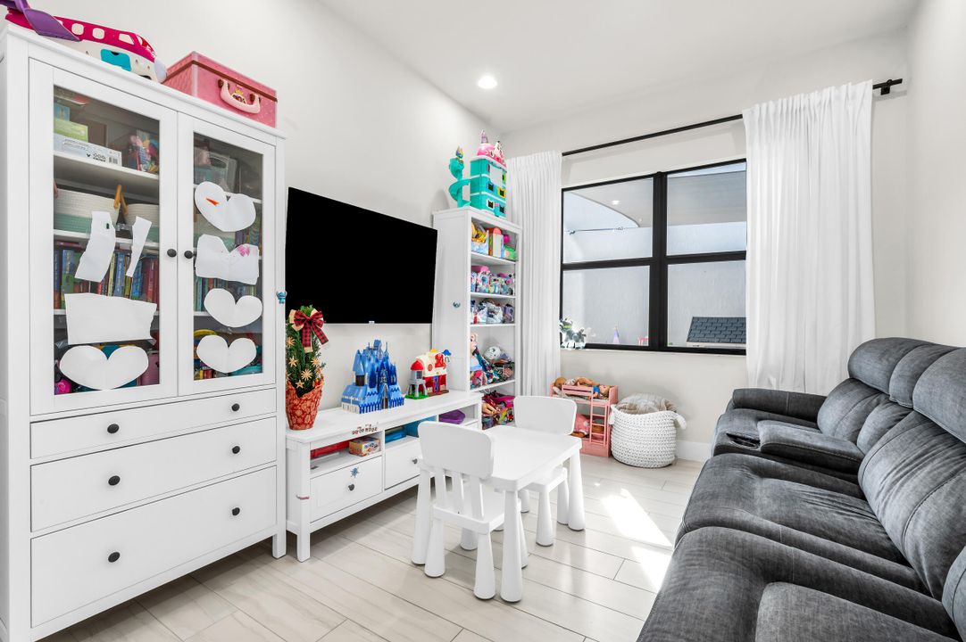 For Sale: $825,000 (3 beds, 2 baths, 2121 Square Feet)