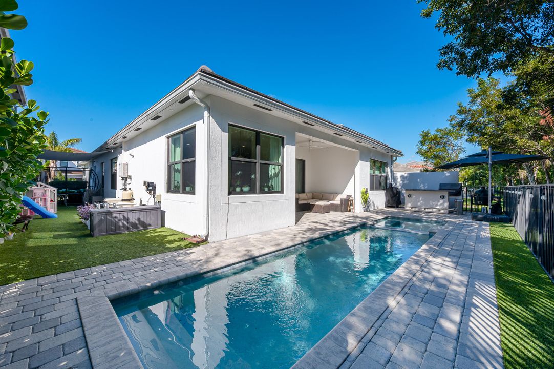 For Sale: $825,000 (3 beds, 2 baths, 2121 Square Feet)