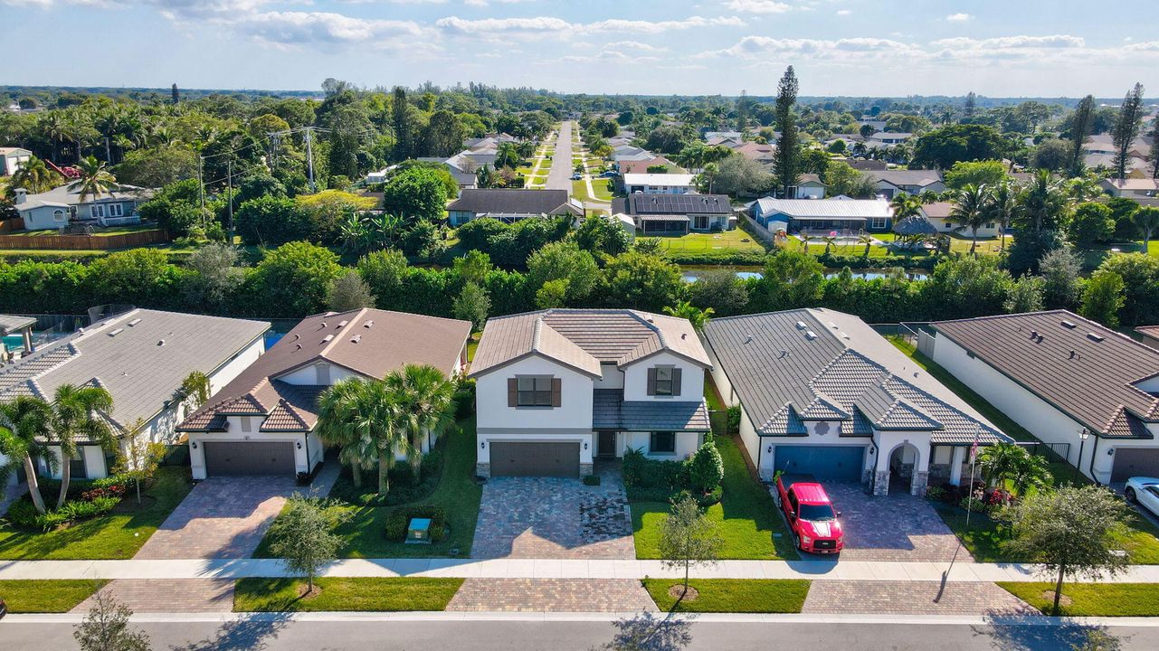 For Sale: $825,000 (5 beds, 3 baths, 2776 Square Feet)