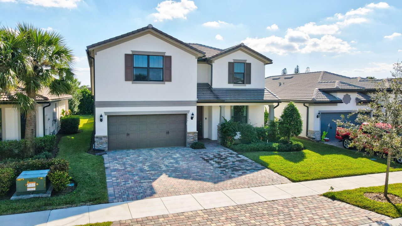 For Sale: $825,000 (5 beds, 3 baths, 2776 Square Feet)