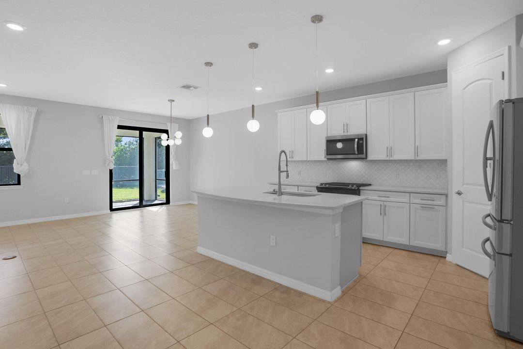 For Sale: $825,000 (5 beds, 3 baths, 2776 Square Feet)