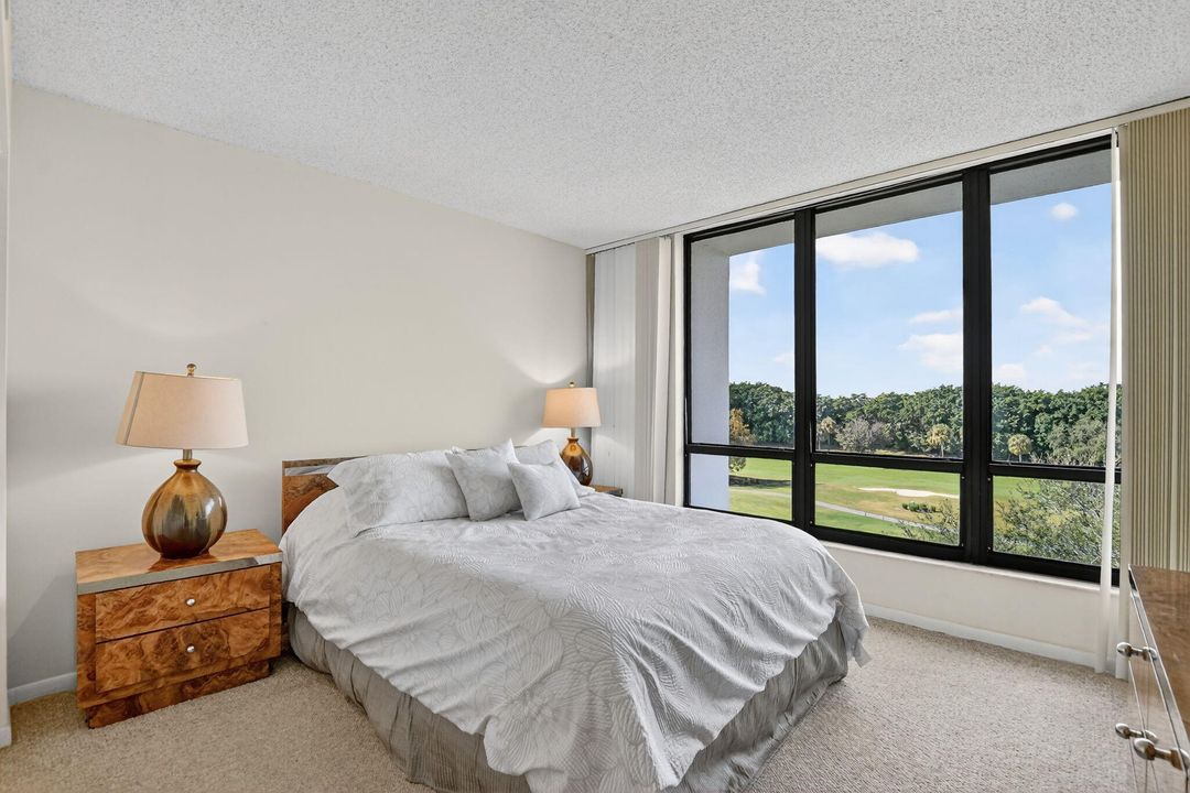 出租: $4,000 (2 贝兹, 2 浴室, 1050 平方英尺)