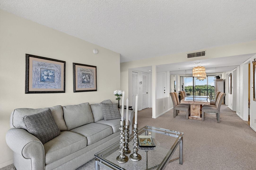 出租: $4,000 (2 贝兹, 2 浴室, 1050 平方英尺)