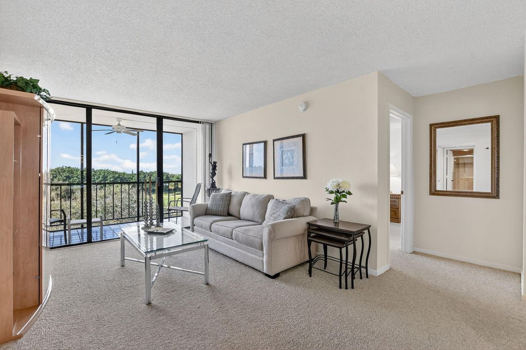 出租: $4,000 (2 贝兹, 2 浴室, 1050 平方英尺)