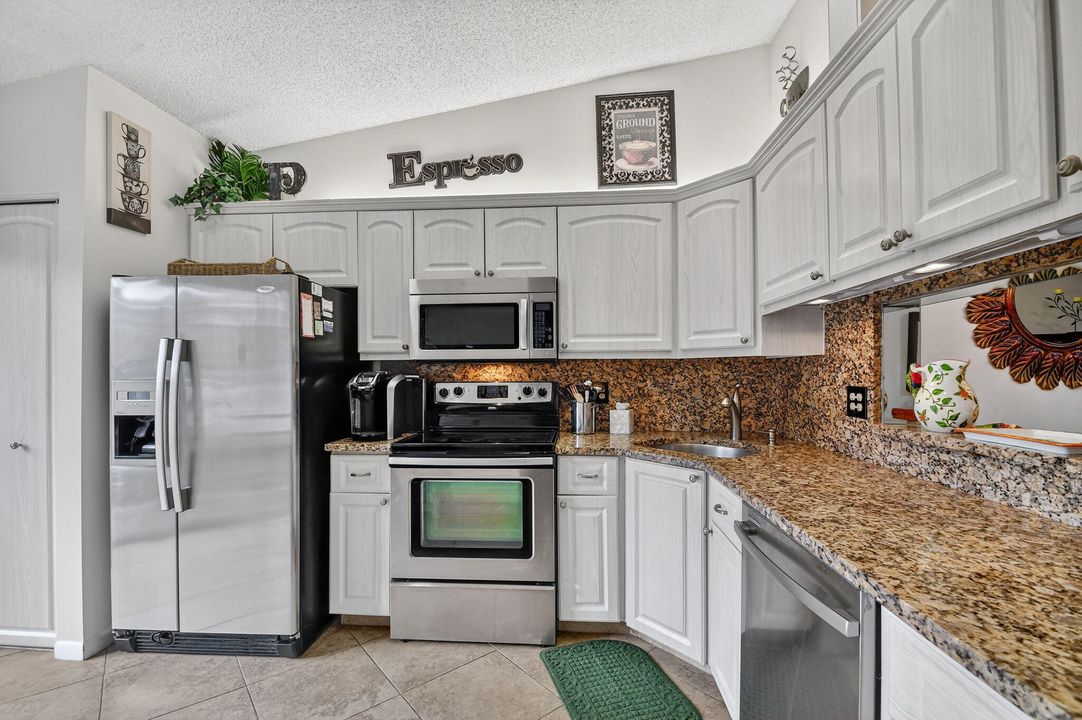 待售: $275,000 (2 贝兹, 2 浴室, 1370 平方英尺)