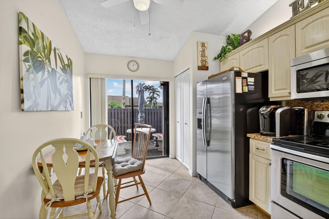 待售: $275,000 (2 贝兹, 2 浴室, 1370 平方英尺)