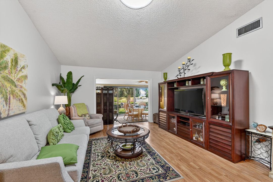 待售: $275,000 (2 贝兹, 2 浴室, 1370 平方英尺)