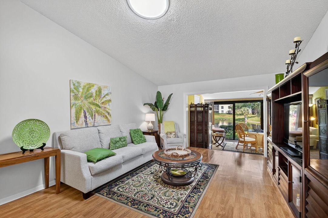 待售: $275,000 (2 贝兹, 2 浴室, 1370 平方英尺)