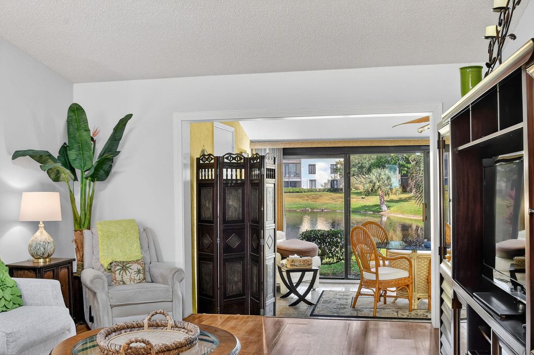 待售: $275,000 (2 贝兹, 2 浴室, 1370 平方英尺)