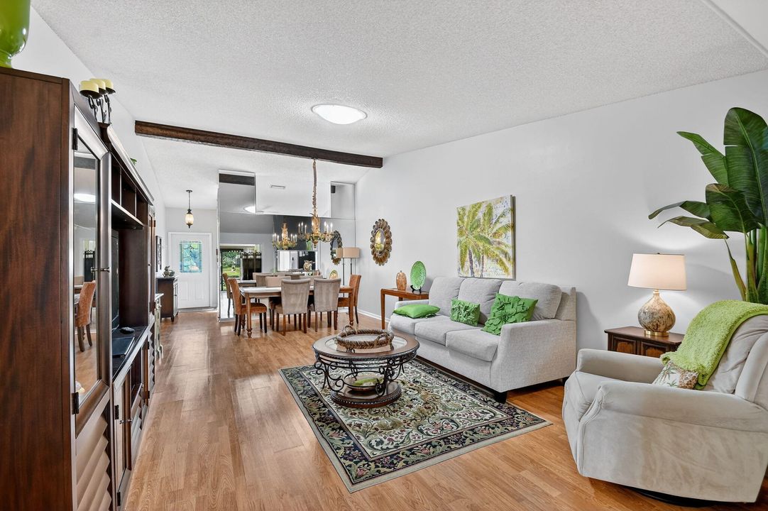 待售: $275,000 (2 贝兹, 2 浴室, 1370 平方英尺)