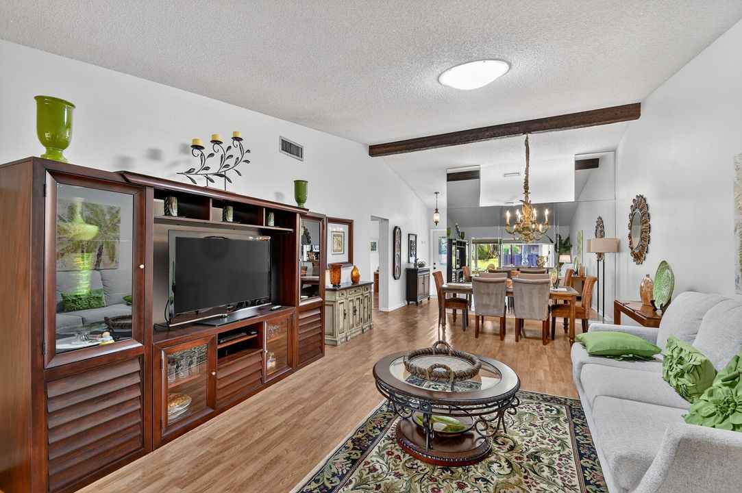 待售: $275,000 (2 贝兹, 2 浴室, 1370 平方英尺)