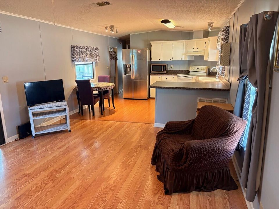 待售: $28,000 (2 贝兹, 2 浴室, 792 平方英尺)