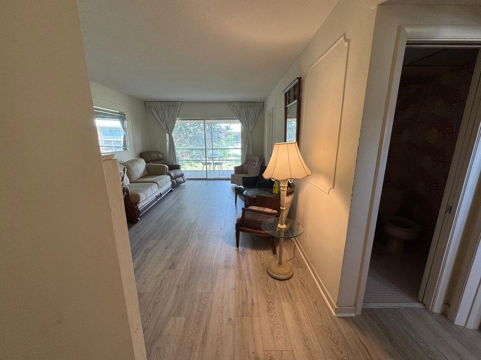 For Sale: $140,000 (2 beds, 1 baths, 831 Square Feet)