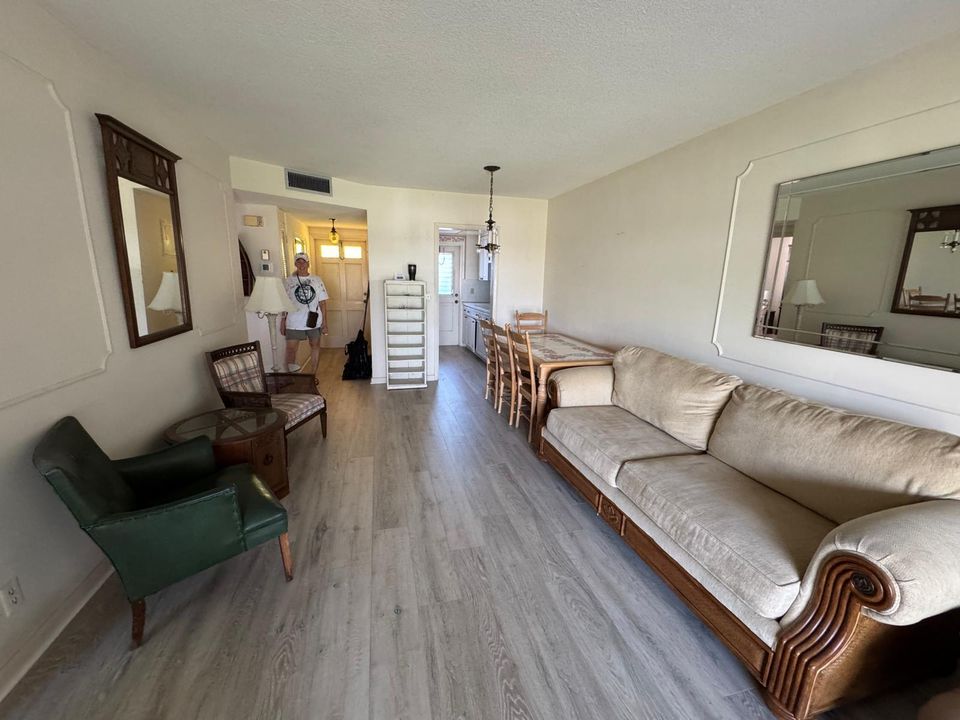 For Sale: $140,000 (2 beds, 1 baths, 831 Square Feet)