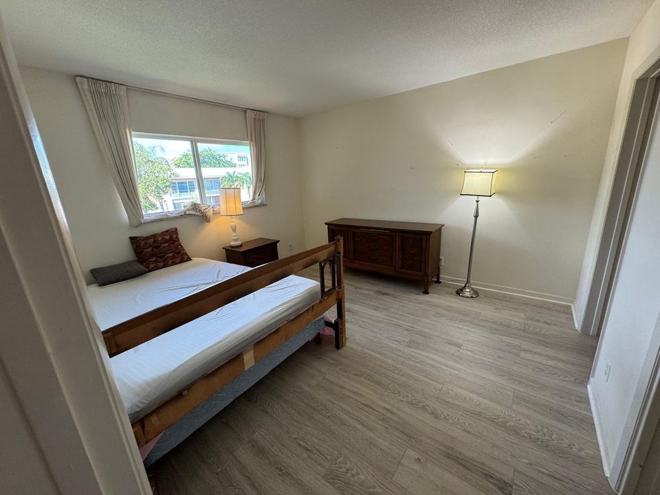 For Sale: $140,000 (2 beds, 1 baths, 831 Square Feet)