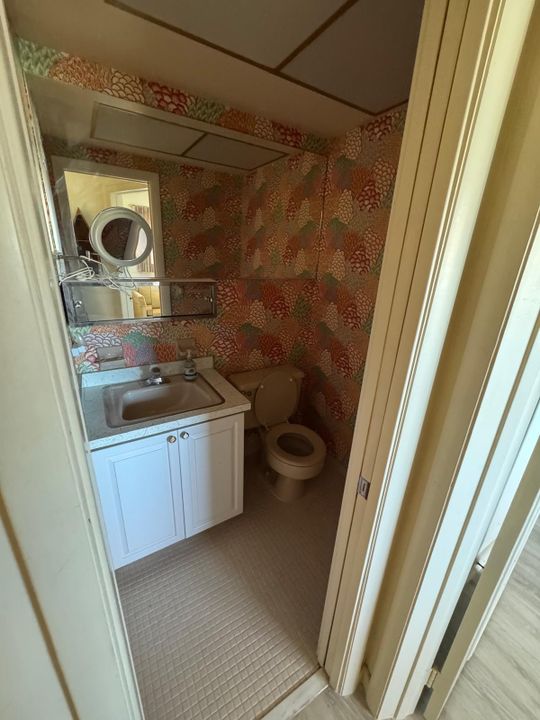 For Sale: $140,000 (2 beds, 1 baths, 831 Square Feet)