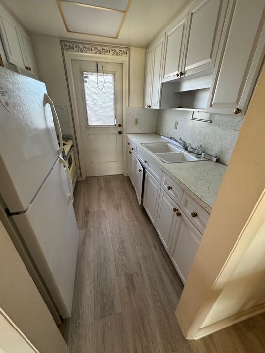 For Sale: $140,000 (2 beds, 1 baths, 831 Square Feet)