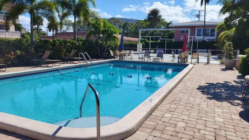 For Sale: $140,000 (2 beds, 1 baths, 831 Square Feet)