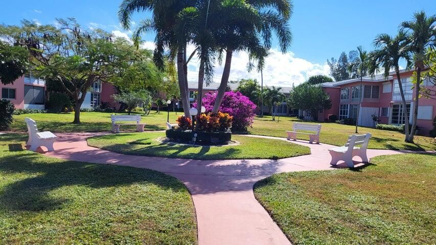 For Sale: $140,000 (2 beds, 1 baths, 831 Square Feet)