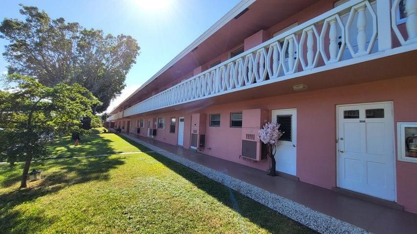 For Sale: $140,000 (2 beds, 1 baths, 831 Square Feet)