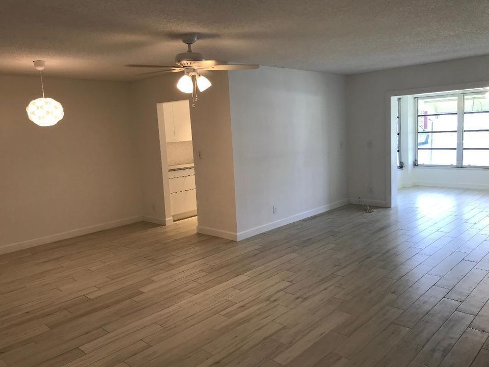 For Rent: $2,000 (1 beds, 1 baths, 1040 Square Feet)