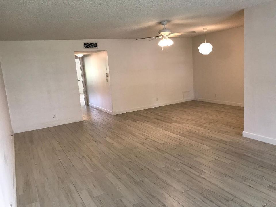 For Rent: $2,000 (1 beds, 1 baths, 1040 Square Feet)