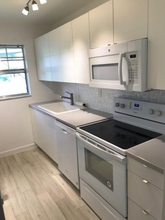 For Rent: $2,000 (1 beds, 1 baths, 1040 Square Feet)