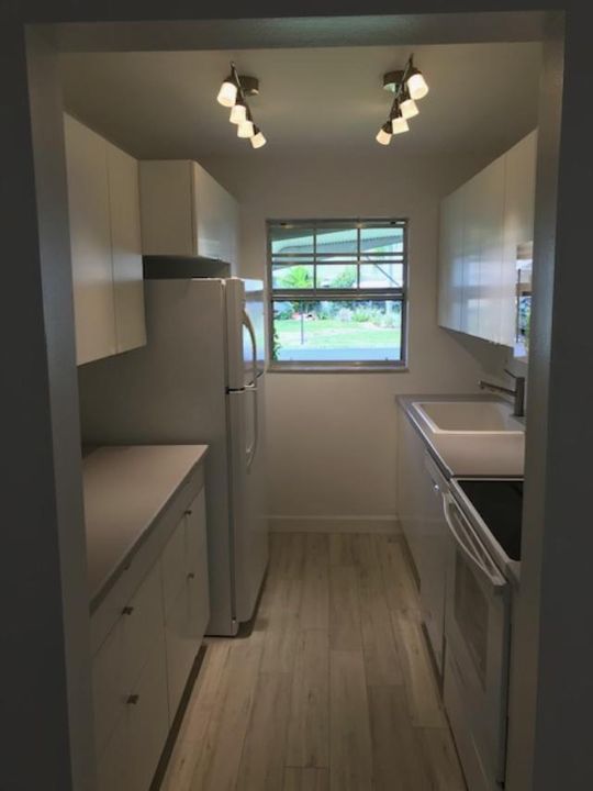 For Rent: $2,000 (1 beds, 1 baths, 1040 Square Feet)