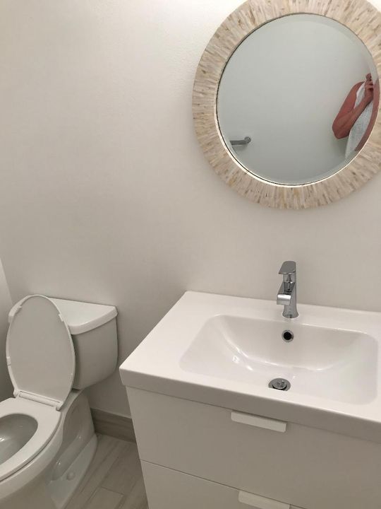 For Rent: $2,000 (1 beds, 1 baths, 1040 Square Feet)