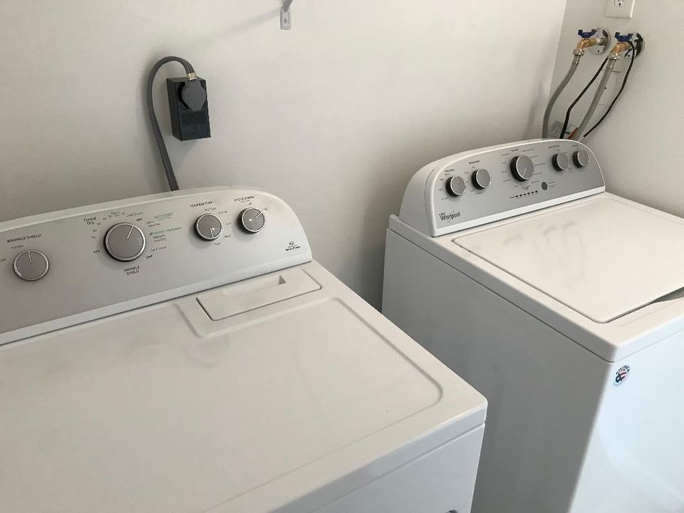 For Rent: $2,000 (1 beds, 1 baths, 1040 Square Feet)