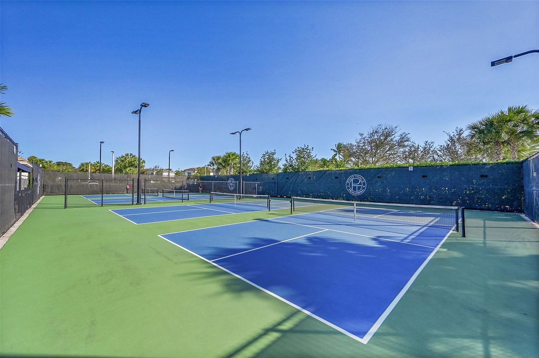 合同活跃: $689,000 (3 贝兹, 2 浴室, 2012 平方英尺)