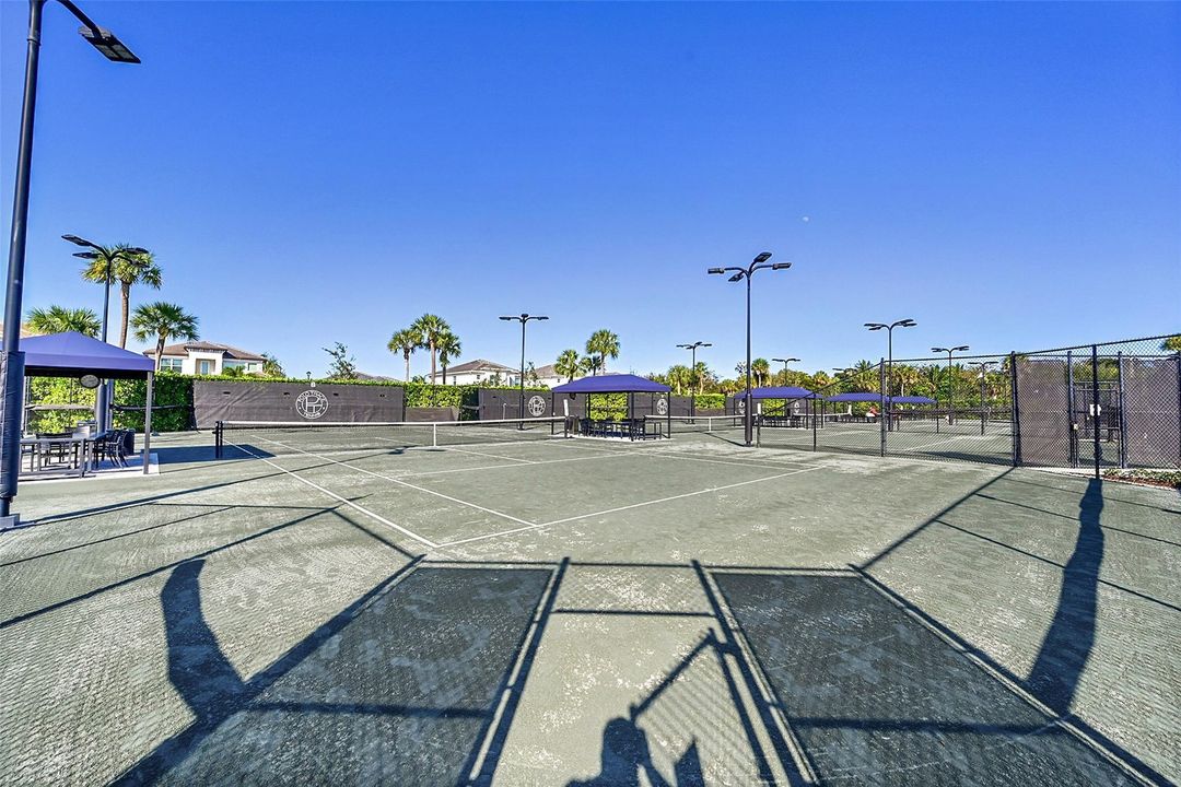 合同活跃: $689,000 (3 贝兹, 2 浴室, 2012 平方英尺)