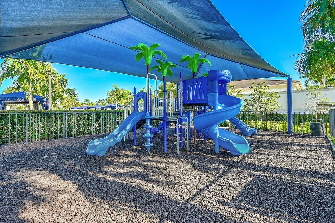 合同活跃: $689,000 (3 贝兹, 2 浴室, 2012 平方英尺)