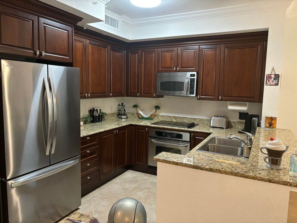 Под контрактом: $1,900 (1 спален, 1 ванн, 744 Квадратных фут)