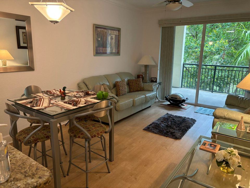 Под контрактом: $1,900 (1 спален, 1 ванн, 744 Квадратных фут)