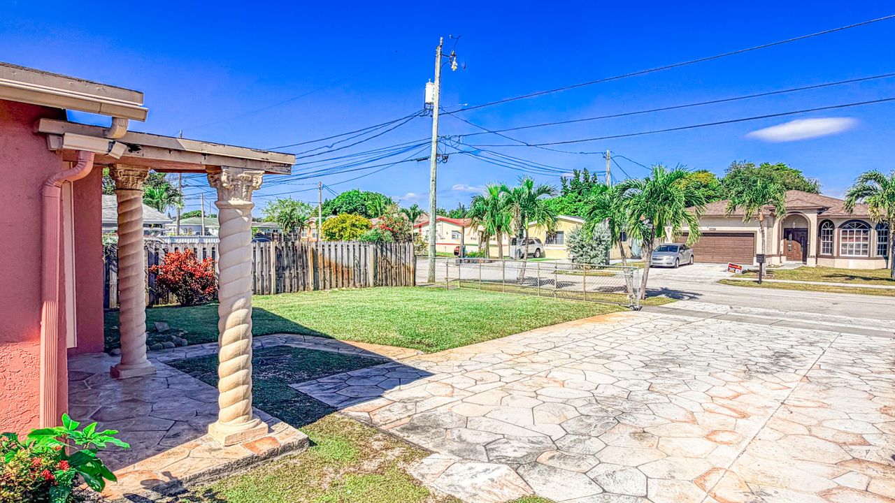 Active With Contract: $429,999 (3 beds, 2 baths, 1148 Square Feet)