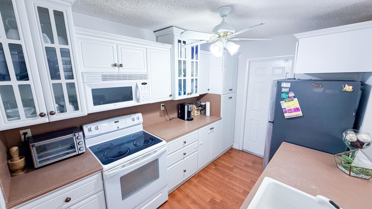 Active With Contract: $429,999 (3 beds, 2 baths, 1148 Square Feet)