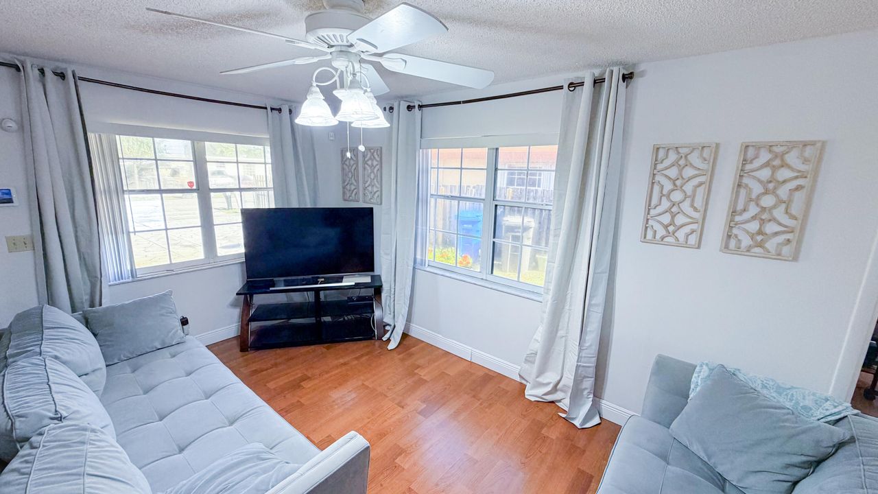 Active With Contract: $429,999 (3 beds, 2 baths, 1148 Square Feet)