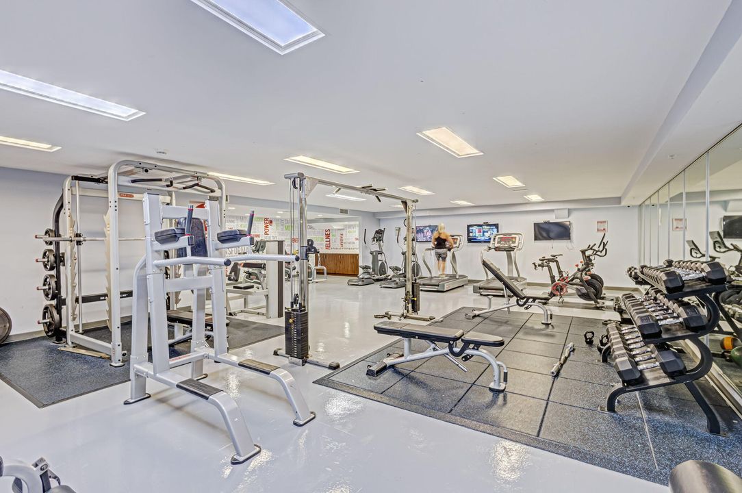 Active With Contract: $4,200 (2 beds, 2 baths, 1160 Square Feet)