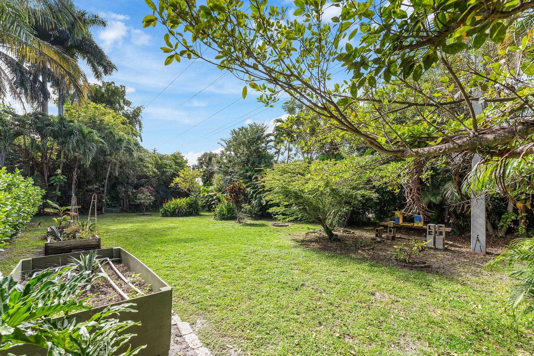 For Sale: $949,900 (4 beds, 3 baths, 1949 Square Feet)