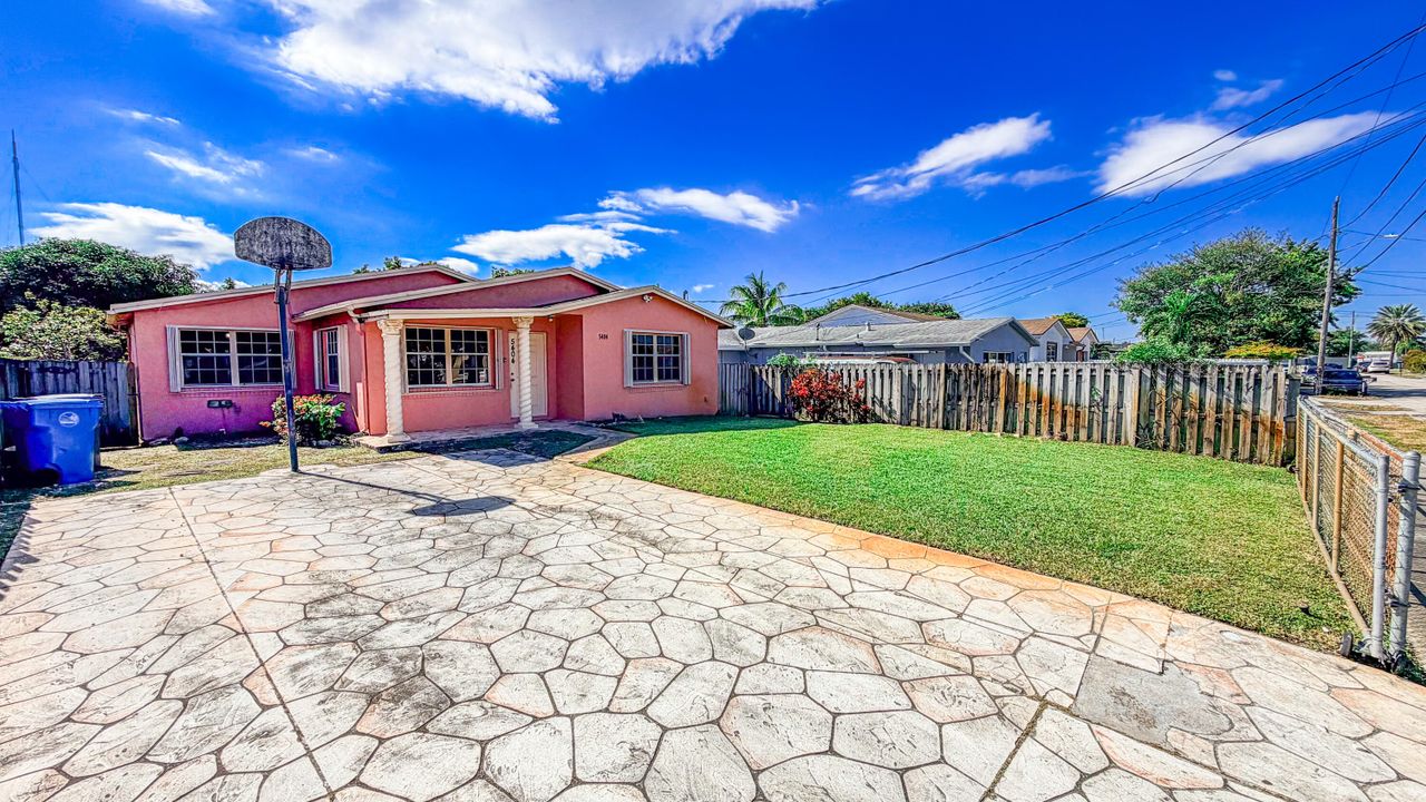 Active With Contract: $429,999 (3 beds, 2 baths, 1148 Square Feet)