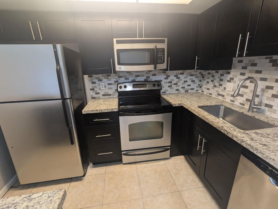 For Rent: $1,850 (2 beds, 2 baths, 883 Square Feet)